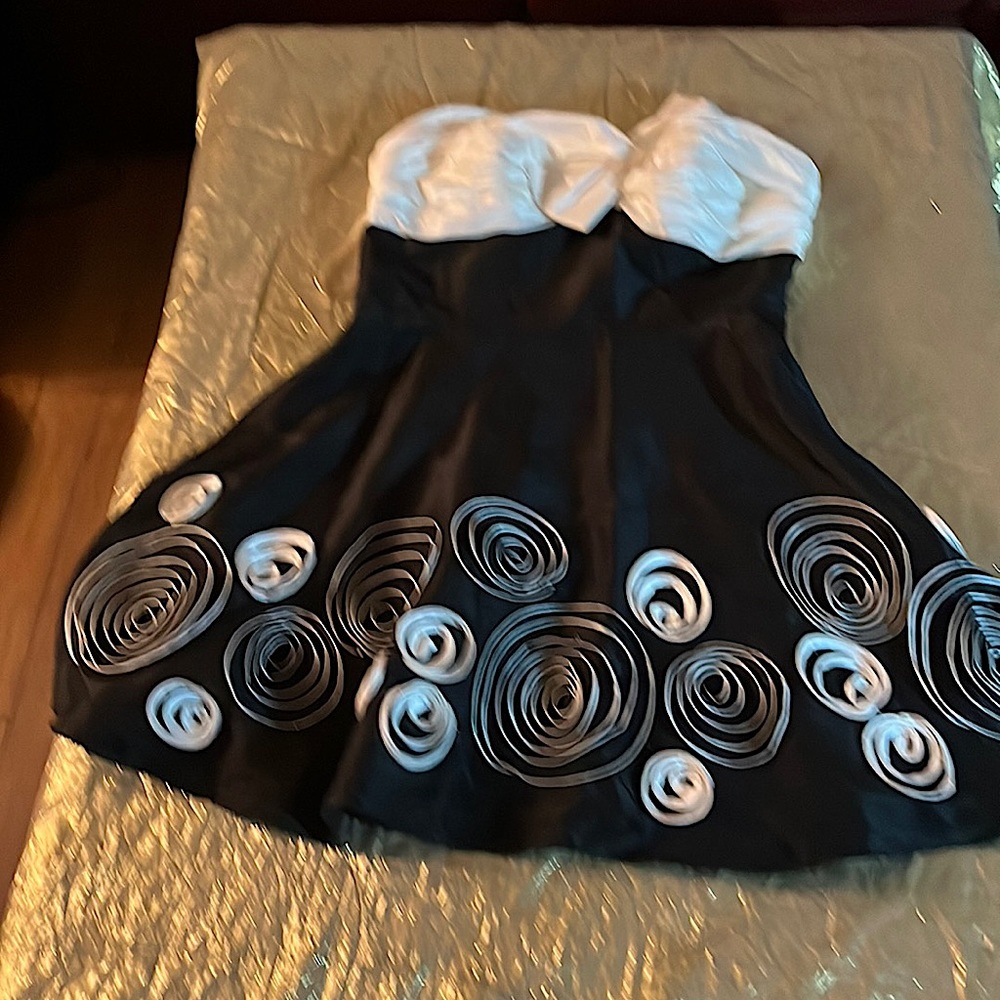 💥😍JLACY COUTURE SZ14 GORGEOUS BL& WHITE DRESS WITH FLOWERS PETALS